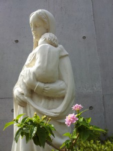 マリア像と花
